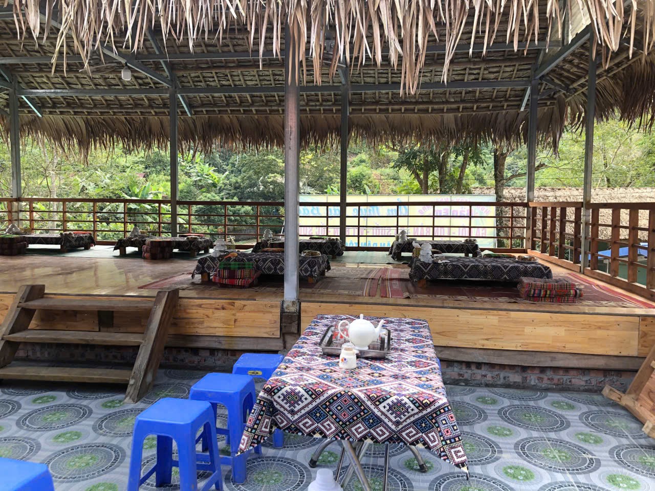 Nhà hàng Bản Em 1